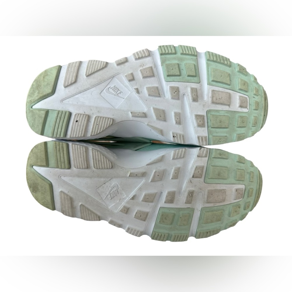 Nike Huarache Run SE Igloo Green 6.5 Youth | 8 Women Running Sneakers. b15 - Picture 8 of 9